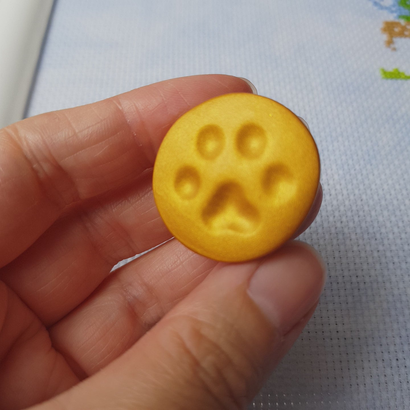 Video showing gold cat paw print needle minder