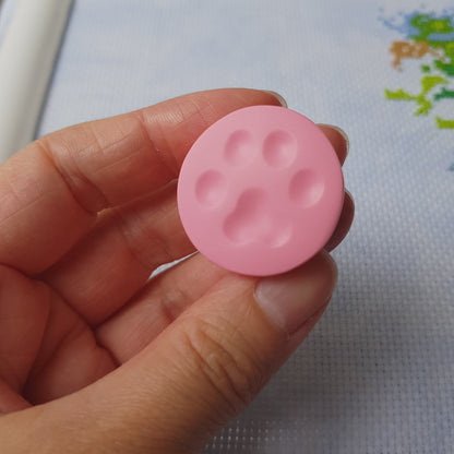 Video showing pink cat paw print needle minder