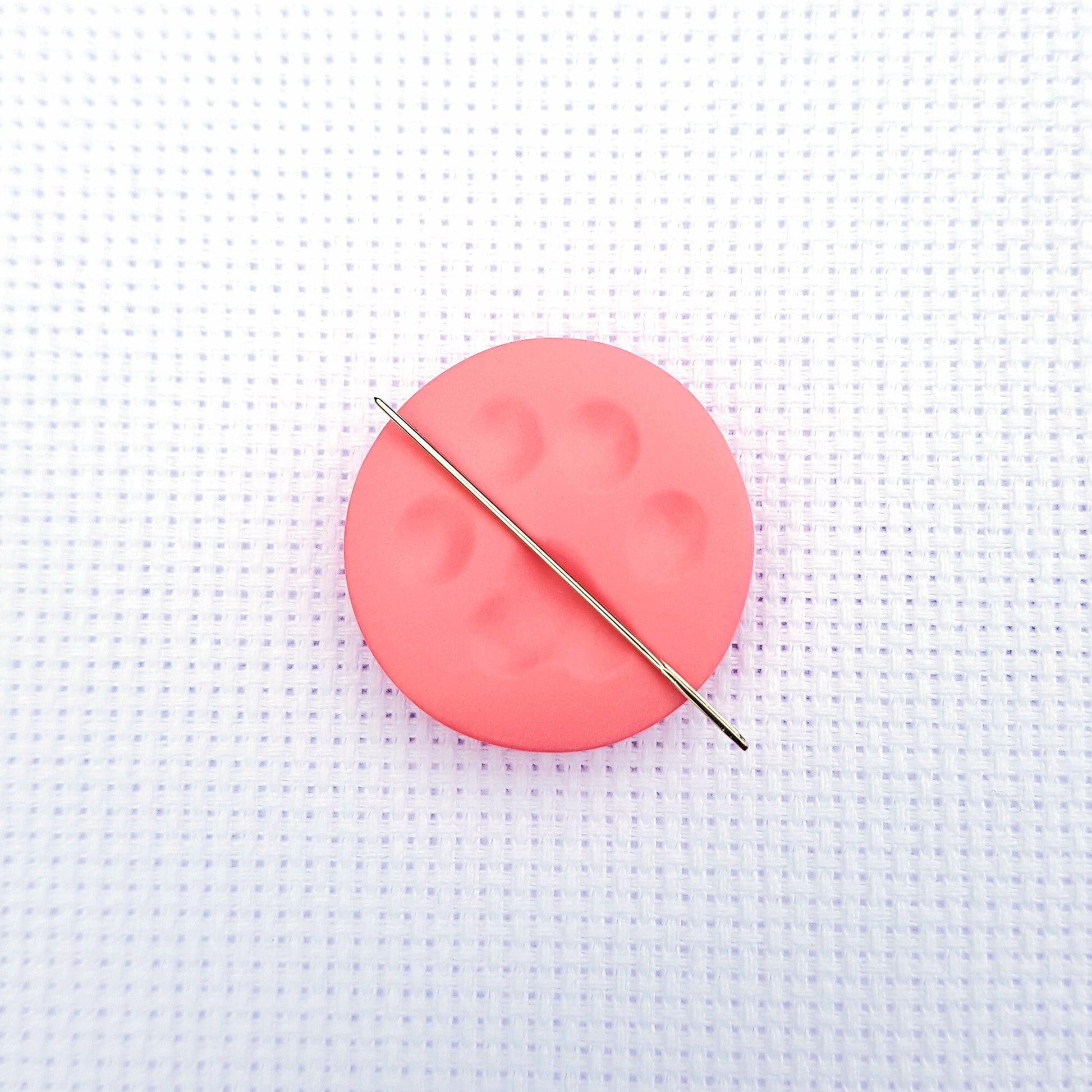 Pink cat paw print needle minder